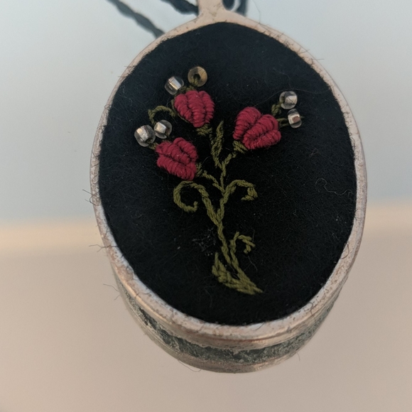 Black and red floral embroidered necklace - Picture 2 of 2